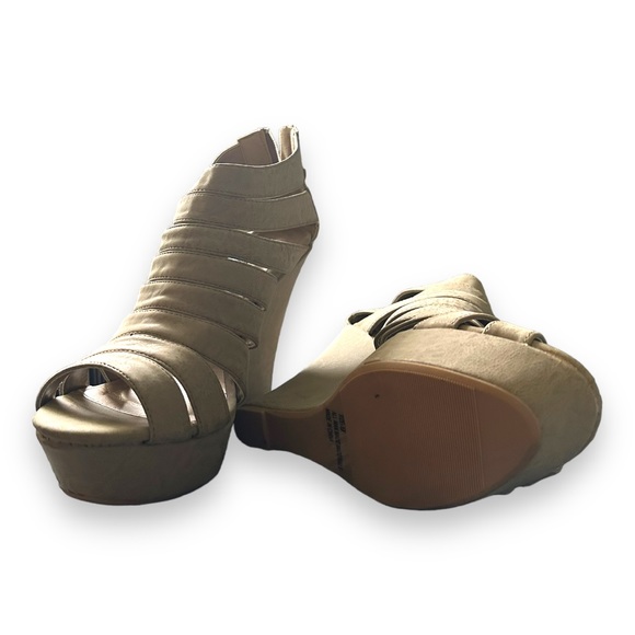 Platform heels with zipper enclosure - Picture 3 of 5